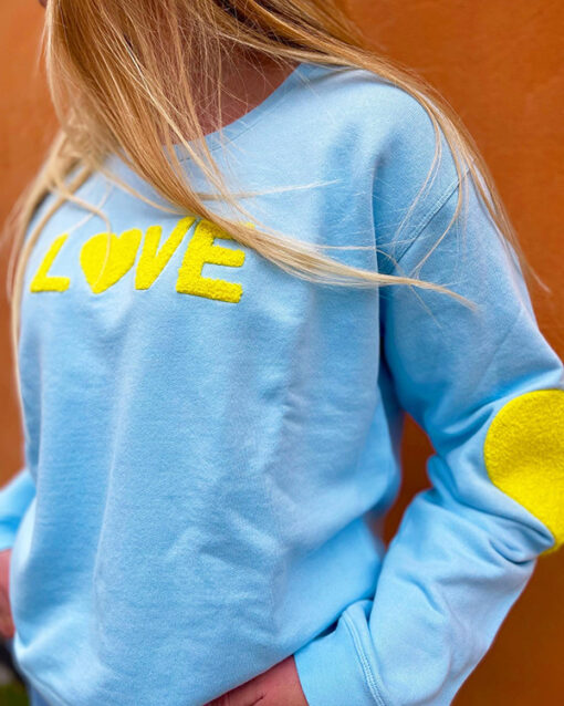 blue sweat shirt